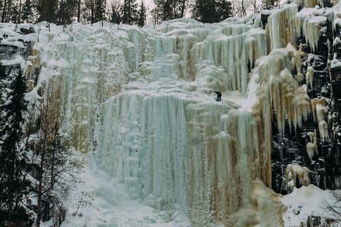 Korouoma Canyon: Frozen Waterfalls Hike & BBQ Experience
