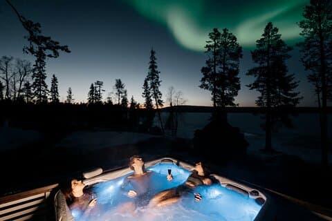 Private Arctic Forest Sauna, Jacuzzi with Northern Lights & BBQ