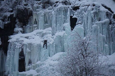 Korouoma Frozen Waterfalls with BBQ–Small Group from Rovaniemi