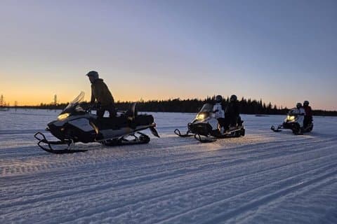 Levi: Twilight Snowmobile Safari & Stargazing Experience