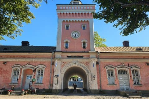 Helsinki Private Walking Tour to Suomenlinna Sea Fortress