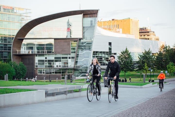 Private VIP Guided Helsinki City Tour (snacks & water incl)