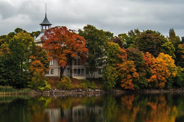 Helsinki walking tour with a city planner