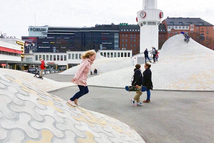Helsinki walking tour with a city planner