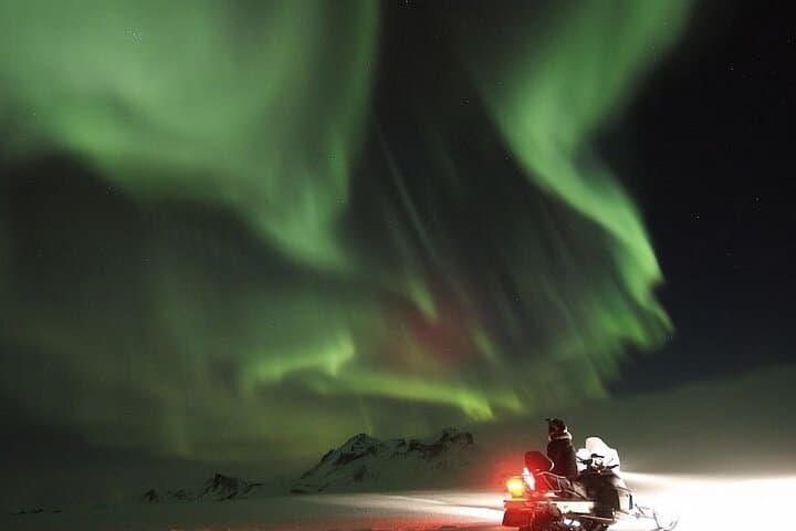 Northern Lights Snowmobile Hunt