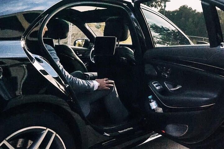 Arrival Transfer: Airport HEL to Helsinki by Business Car