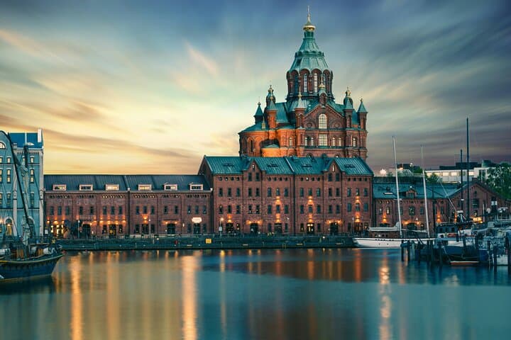Explore Helsinki in Portuguese with a PRIVATE guide