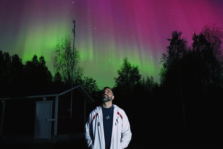 Northern lights hunting photo tour with bbq; small groups