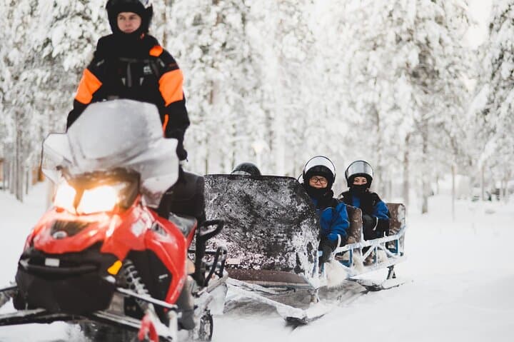 Children under 140cm tall and adults without driving license can enjoy the tour sitting in the sleigh pulled by the guide's snowmobile