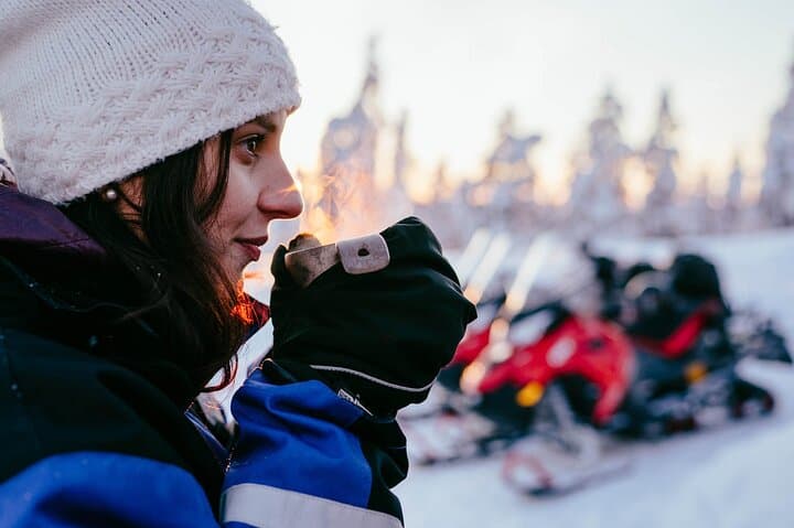 Enjoy hot berry juice and cookies during the break on the tracks