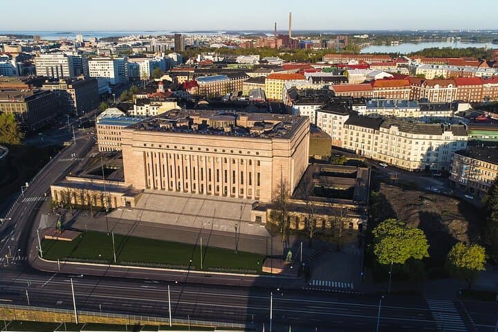 Helsinki Private Airport transfer with 1-Hour City Highlights