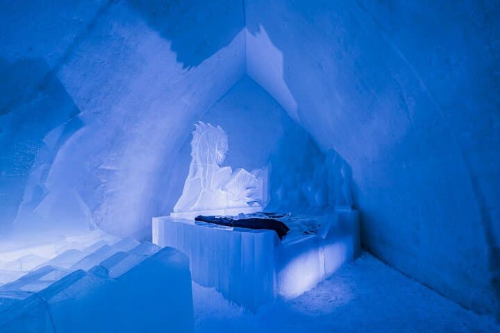 Rovaniemi: Arctic SnowHotel and Glass Igloos Visit with Transfers