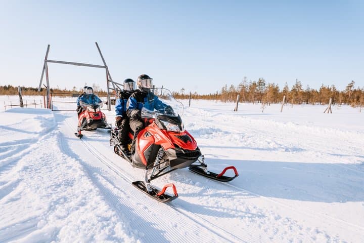 6 Hour Snowmobile Safari with Lunch in Levi