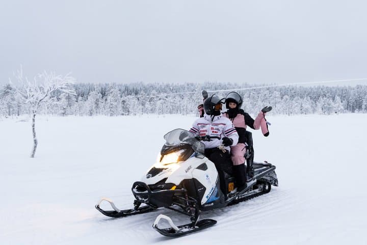 Snowmobile Safari on Tundra - Saariselkä