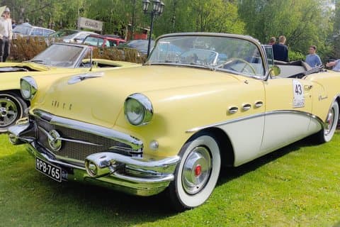 Classic Car Sightseeing Ride in Helsinki and Nuuksio with Locals