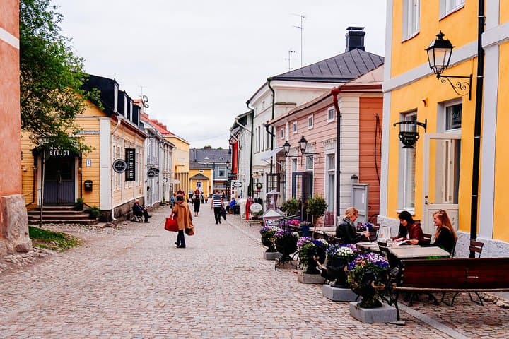 Helsinki: Private VIP Trip to Medieval Porvoo (snacks incl)