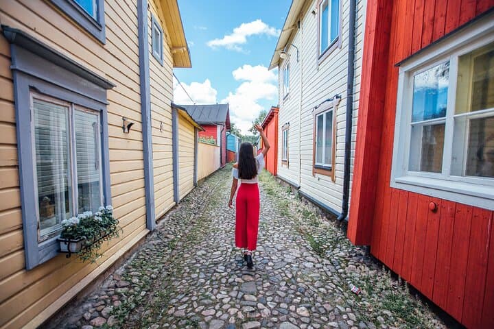 Helsinki: Private VIP Trip to Medieval Porvoo (snacks incl)