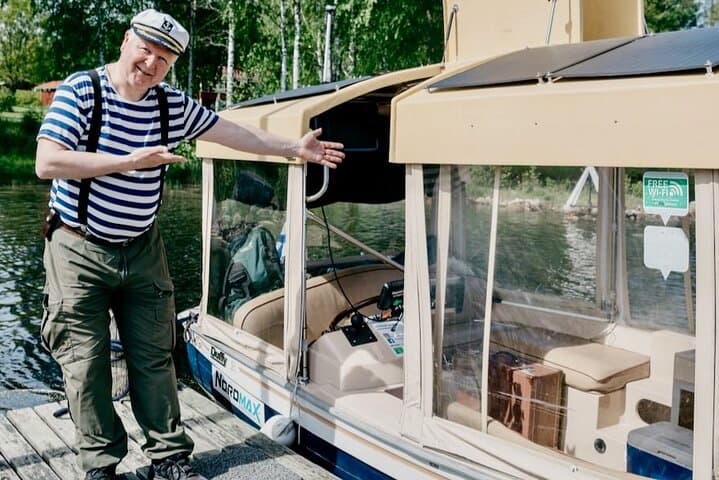 Guide Arto welcomes you on cruise