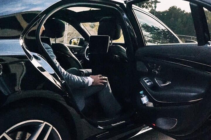 Departure Transfer: Helsinki to Airport HEL by Business Car