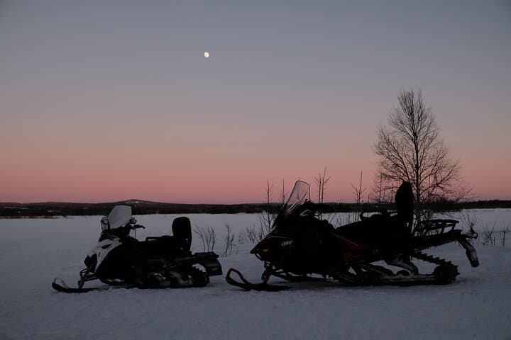 Night-time Adventure by Snowmobile (Small group of 8)