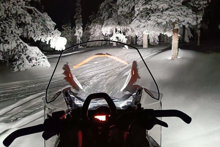 Night-time Adventure by Snowmobile (Small group of 8)