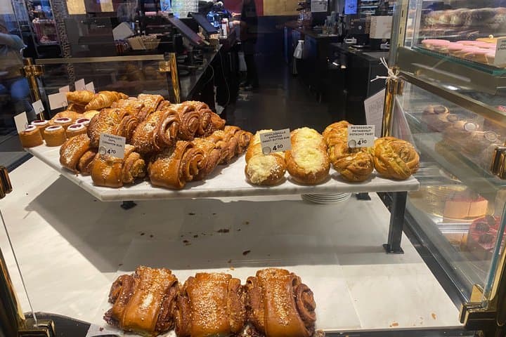 Tasting Finnish Flavors with French Guide