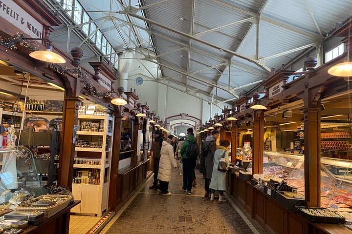 Tasting Finnish Flavors with French Guide