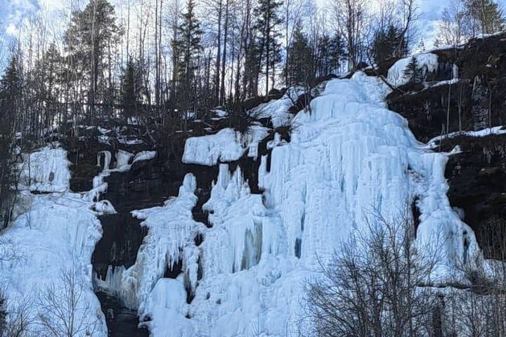 Rovaniemi: Korouoma Frozen Waterfalls & Smoked Salmon BBQ